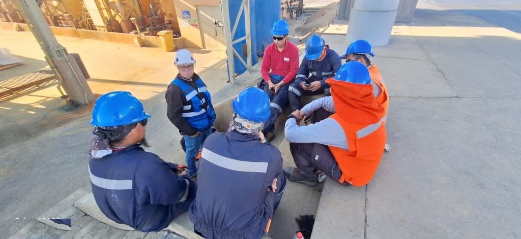 Equipo técnico e ingenieros de Kaizen en faena